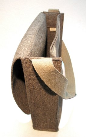 011_SAFE_QIZ17_Schultertasche_Wollfilz Nature_9863